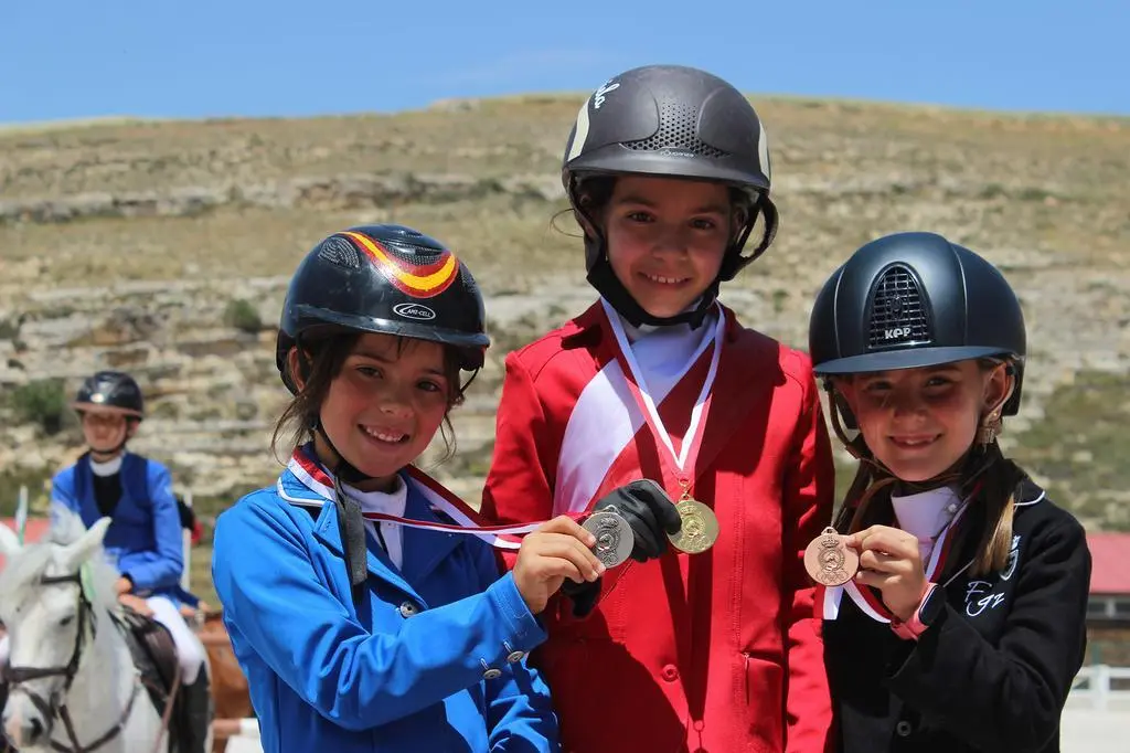 Ximena Gutiérrez (a la izquierda) con su medalla de plata