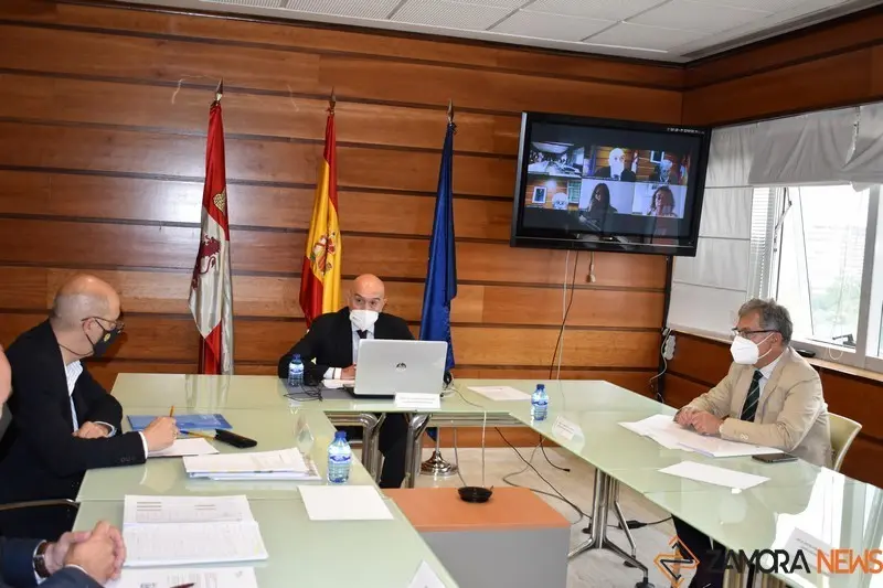 El Consejero de Agricultura durante la reunión