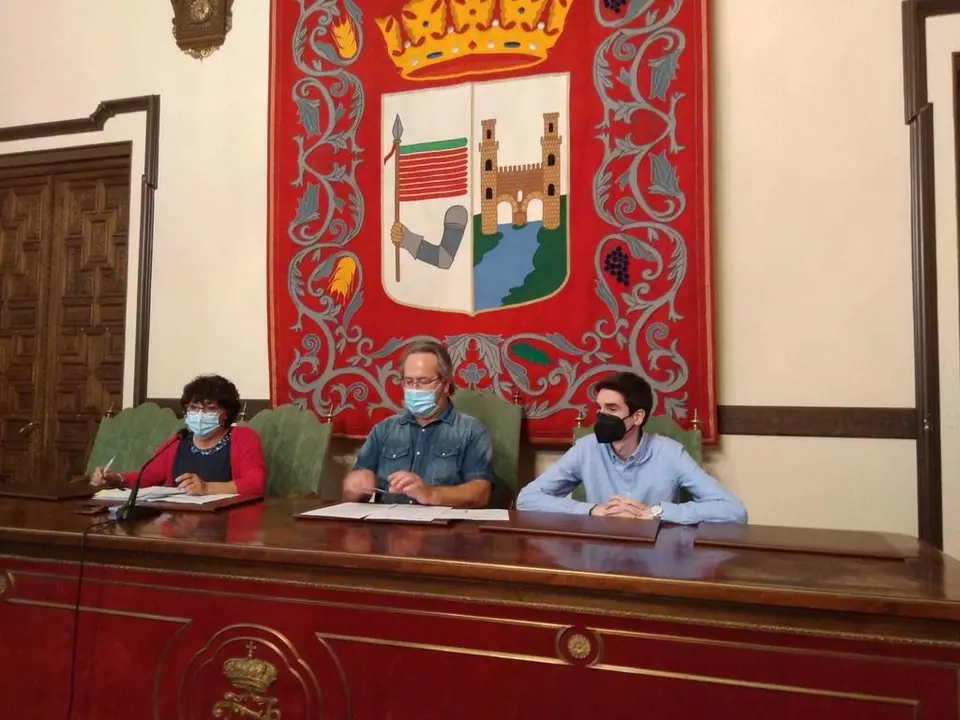 Francisco Guarido y Concha Rosales dan cuenta de los acuerdos de la Junta de Gobierno local