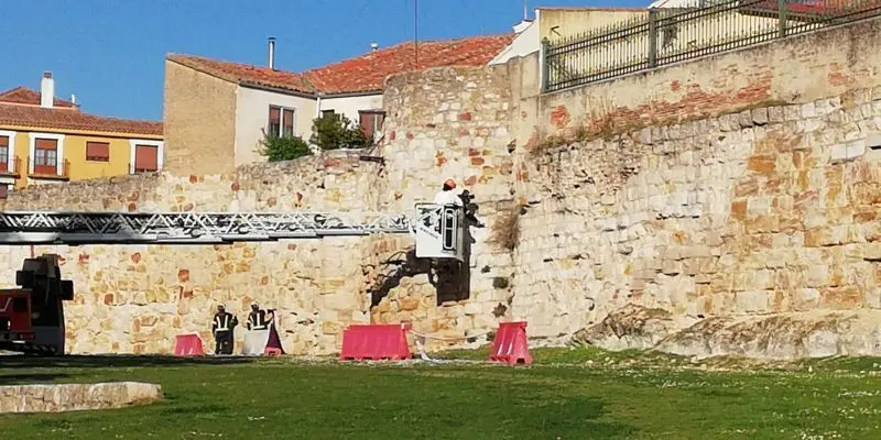 Operarios inspeccionando uno de los puntos de la muralla