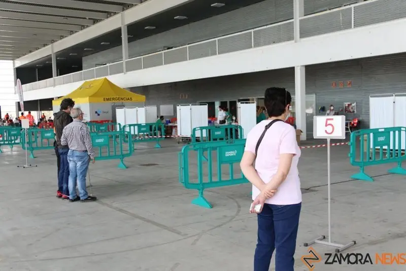 Ciudadanos a la espera de ser vacunados en Ifeza