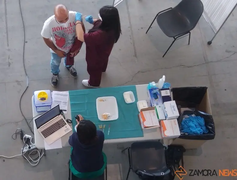 Un hombre recibe la vacuna en IFEZA