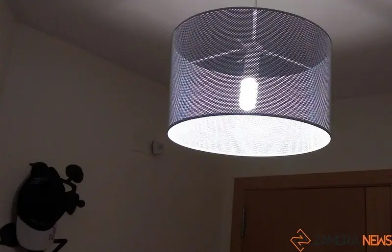 Lámpara encendida en una vivienda