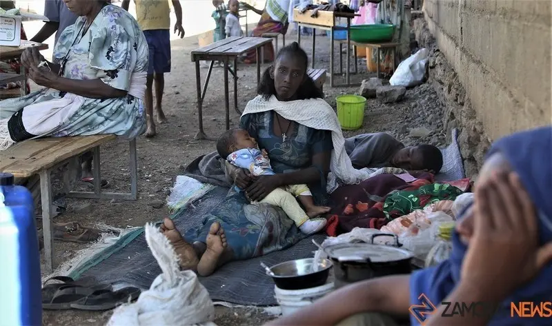 Una mujer con sus hijos en Basin en Axum, una ciudad en el centro de Tigray que ha recibido a miles de personas desplazadas en las últimas semanas- Foto Médicos sin Fronteras