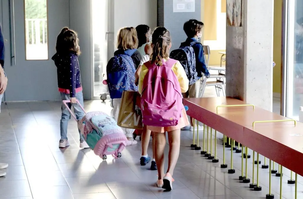 Foto archivo menores accediendo a un aula