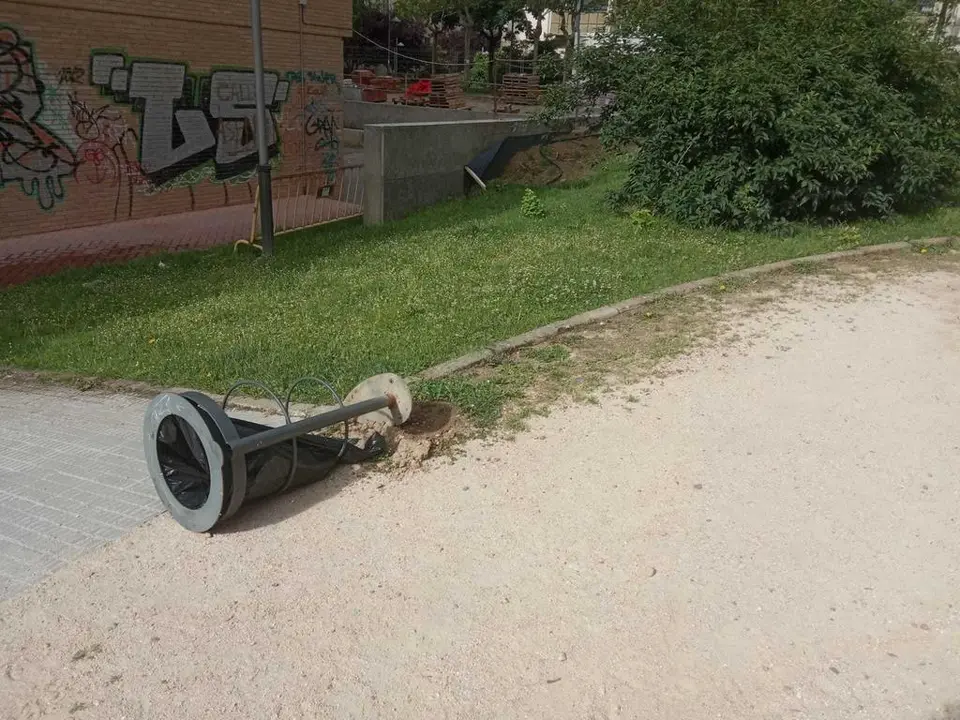 Papelera arrancada entre la calle de Diego de Losada y el parque de Eduardo Barrón
