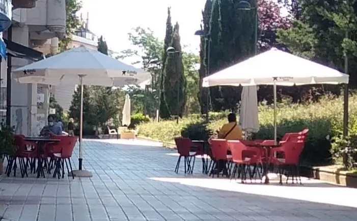 Ciudadanos en una terraza
