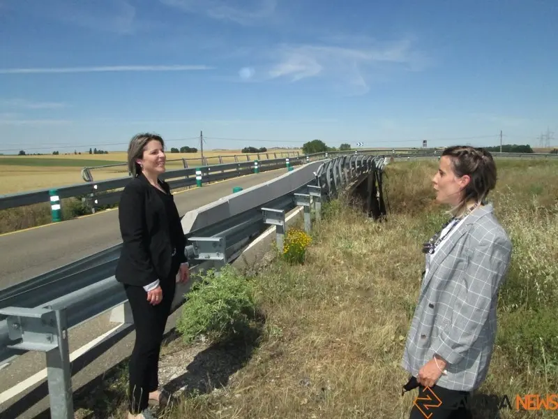 Concejalas del PSOE en el viaducto de Andavías