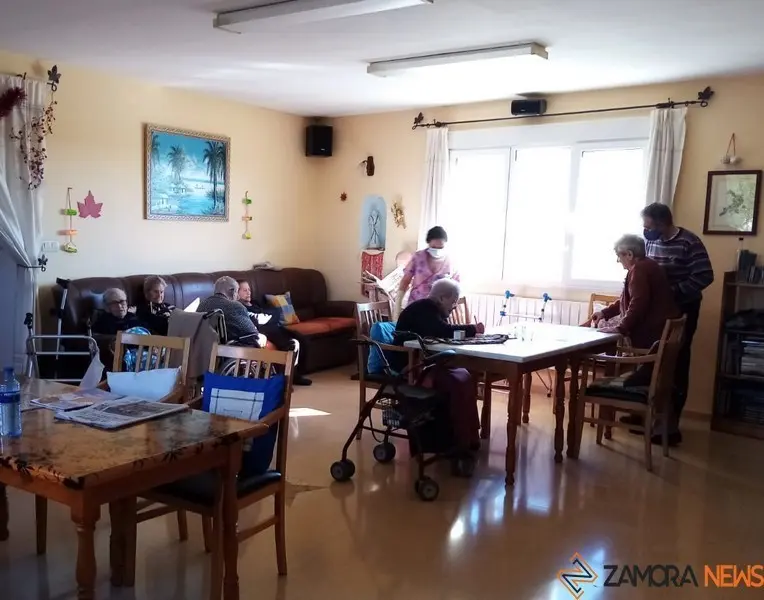 Ancianos en la residencia de Pozoantiguo