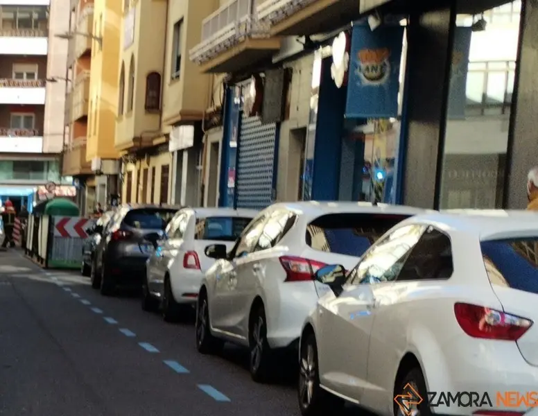 Coches aparcados en una calle de Zamora