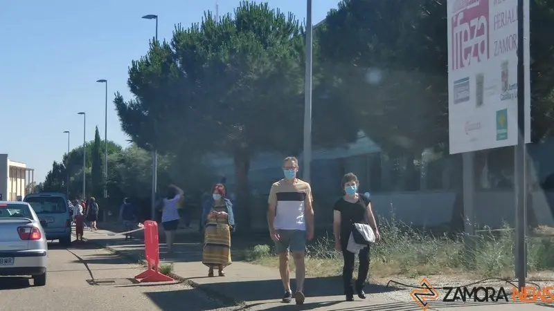 Zamoranos en el recinto ferial para vacunarse