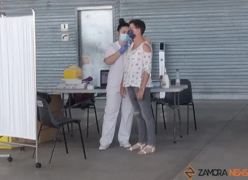 Una mujer recibe la vacuna en Ifeza