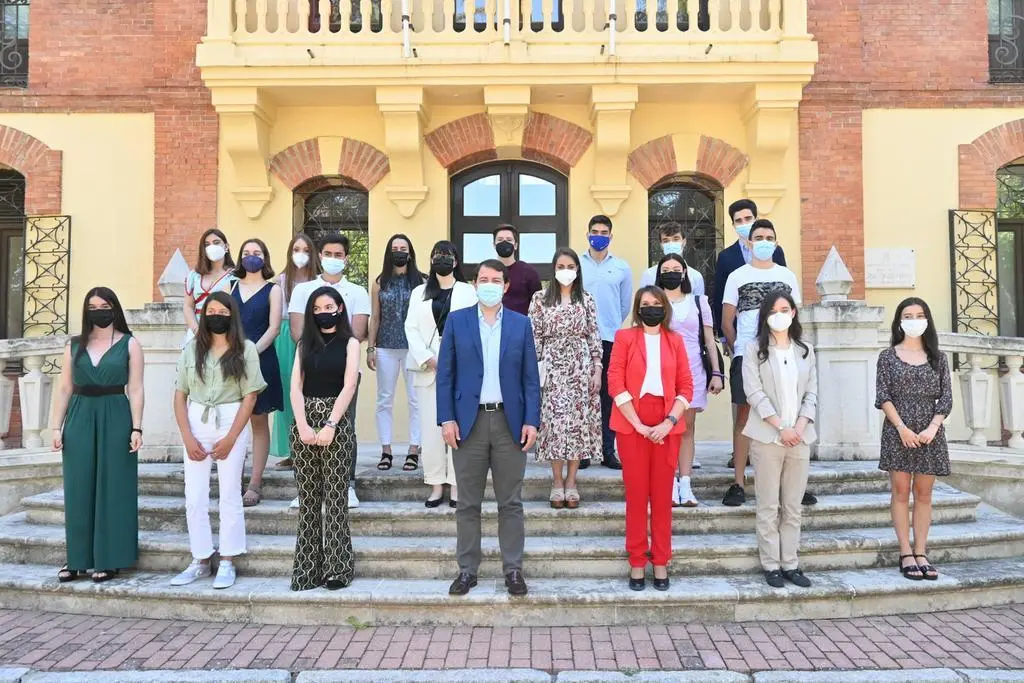 20210702+PRESIDENTE+FOTO+FAMILIA+Y+PROVINCIAS+MEJORES+ALUMNOS+EBAU-03