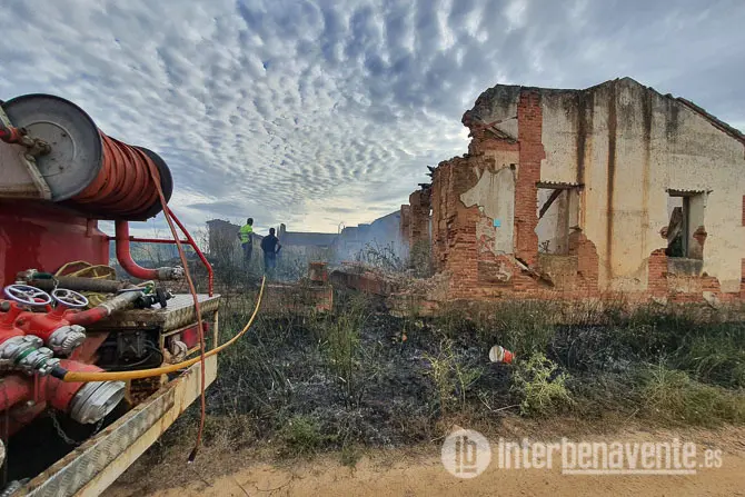 Incendio en el Arrabal de los Salados de Benavente. Fotografía: Interbenavente