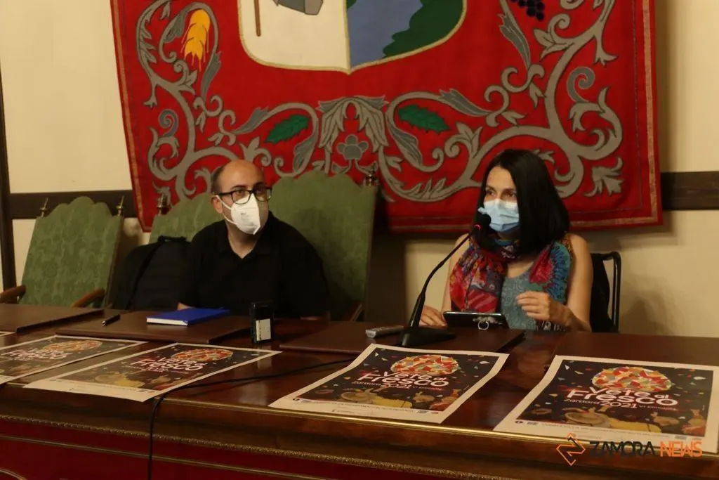 La concejala de Cultura, María Eugenia Cabezas, y Juan Carlos Fernández, de Artilugio Producciones