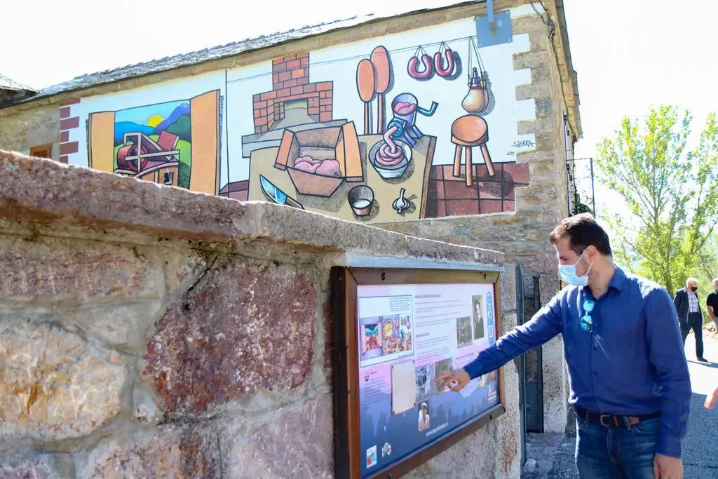 Luis Tudanca durante la visita al Lago de Babia