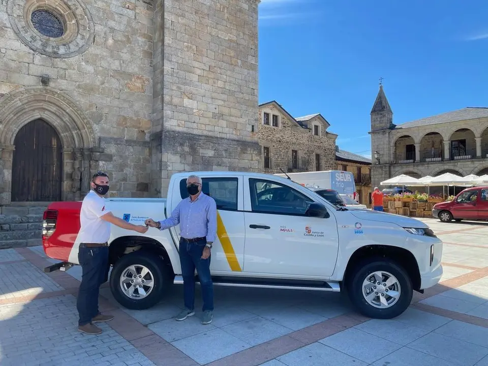 Ayto. Puebla de Sanabria. Entrega nuevo vehículo Obras y Matenimiento 08-07-2021