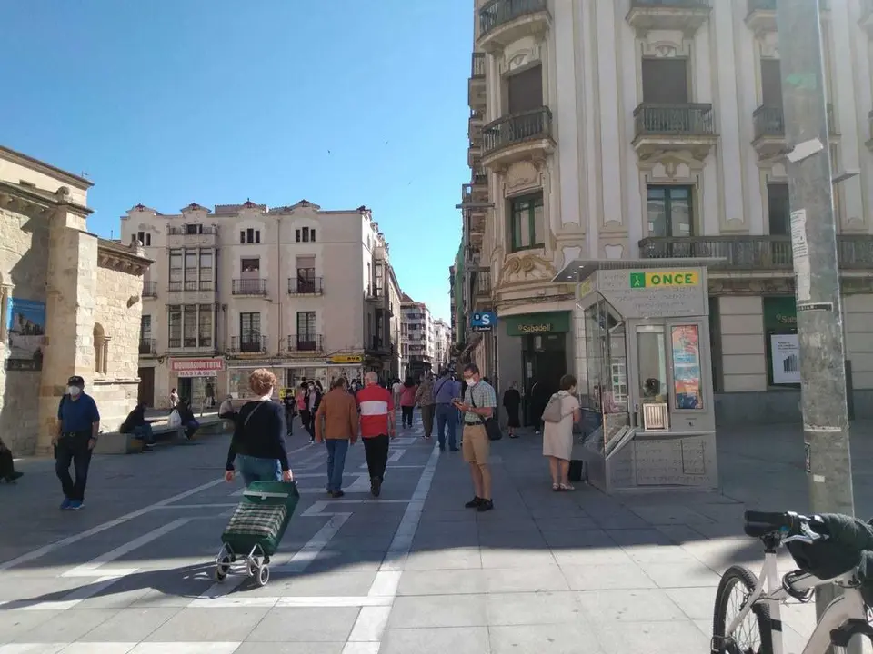 Viandantes en la calle Santa Clara