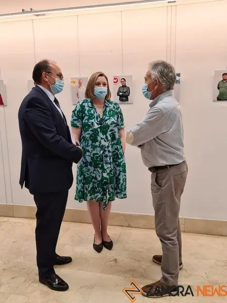 La consejera de Familia e Igualdad de Oportunidades, junto a Carlos.