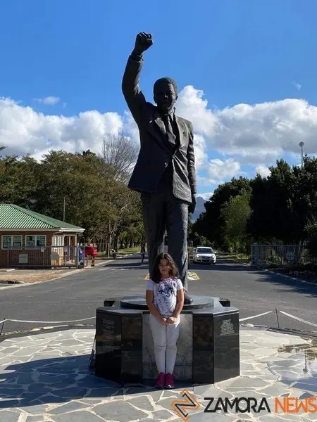 Annalisa, la hija de Miguel Ángel Calvo, frente al monumento de Mandela