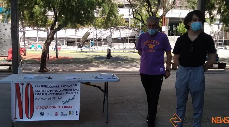 Mesa informativa en la Plaza de Hacienda