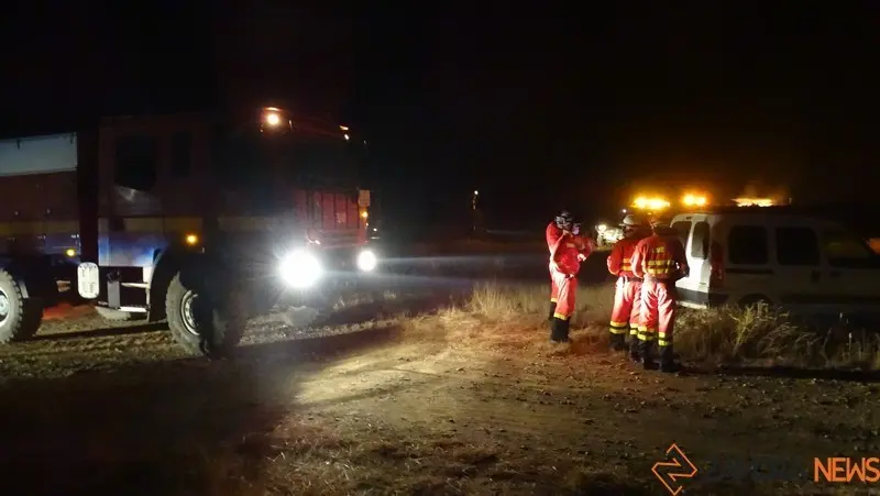 Efectivos de la lucha contra incendios durante un fuego nocturno en la pasada temporada