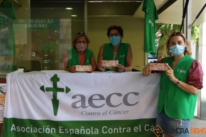 Voluntarias en la caseta de la AECC en Santa Clara