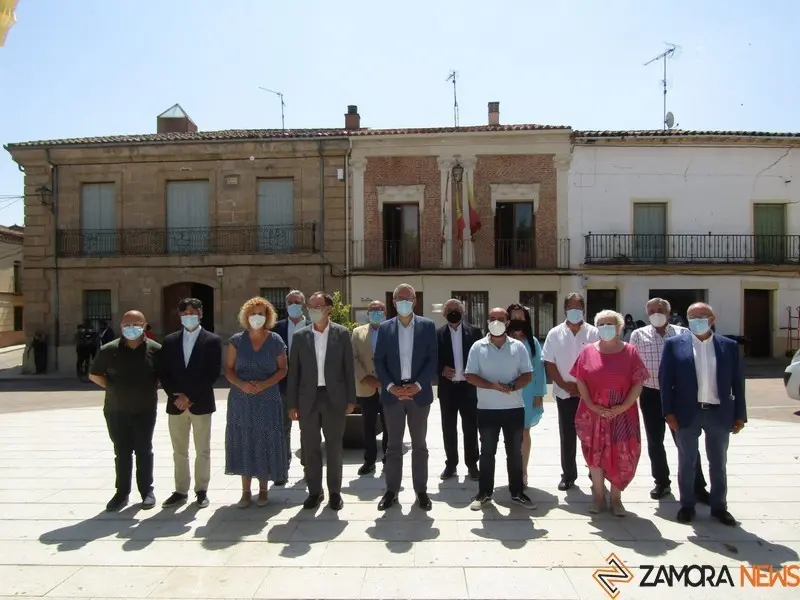 Foto de familia del delegado del Gobierno con los subdelegados en Fuentesaúco