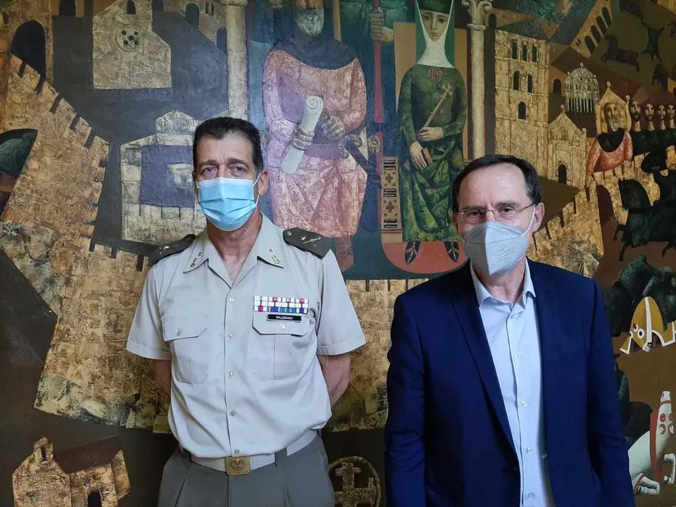 Ángel Blanco recibe al general de Brigada, Manuel Maldonado