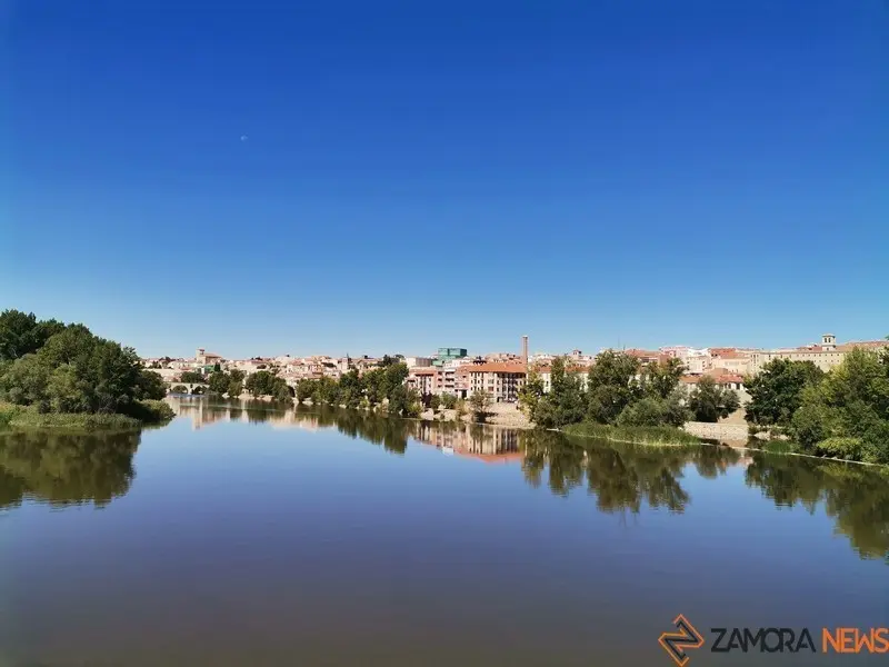 Vista del río Duero con la catedral al fondo