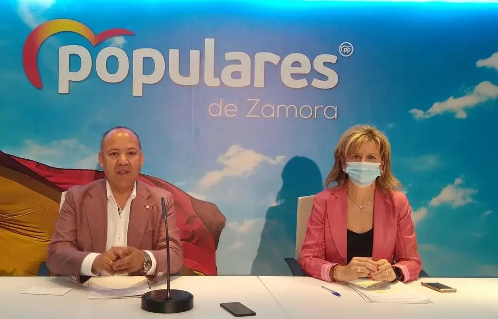 Barrios y Velasco durante la rueda de prensa