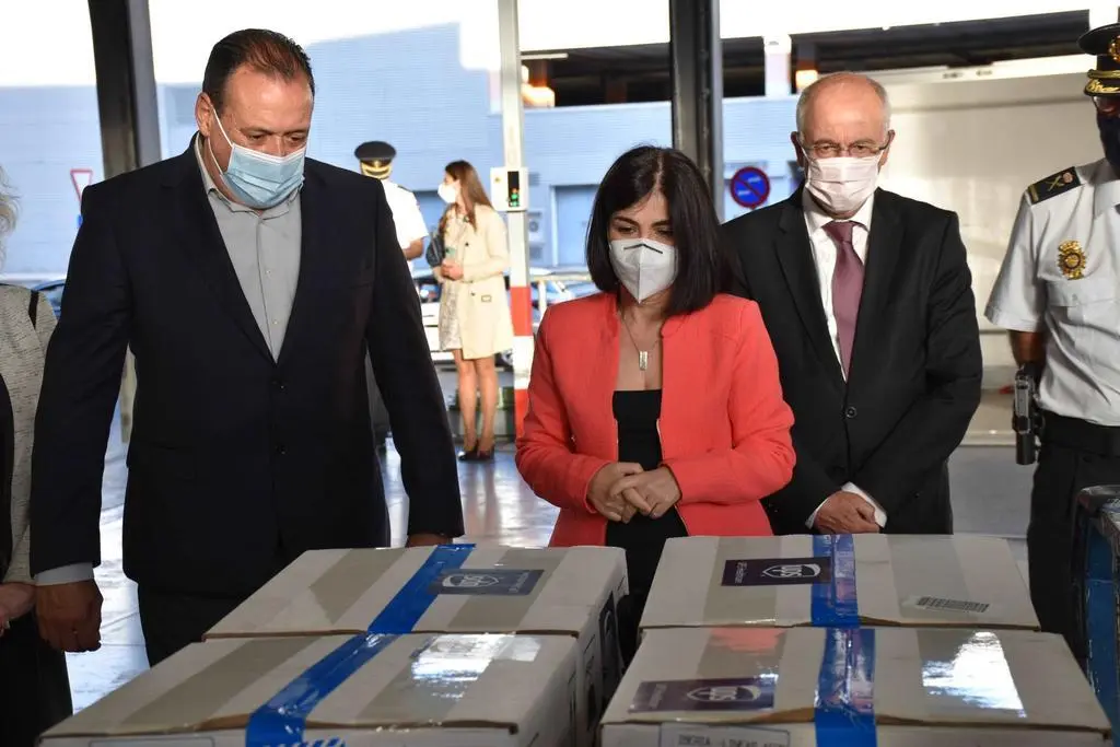 Carolina Darias asiste a la recepción de vacunas contra la COVID-19 en el aeropuerto de Gran Canaria
