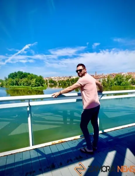Javier Lirio, en el Puente de Hierro con la catedral al fondo
