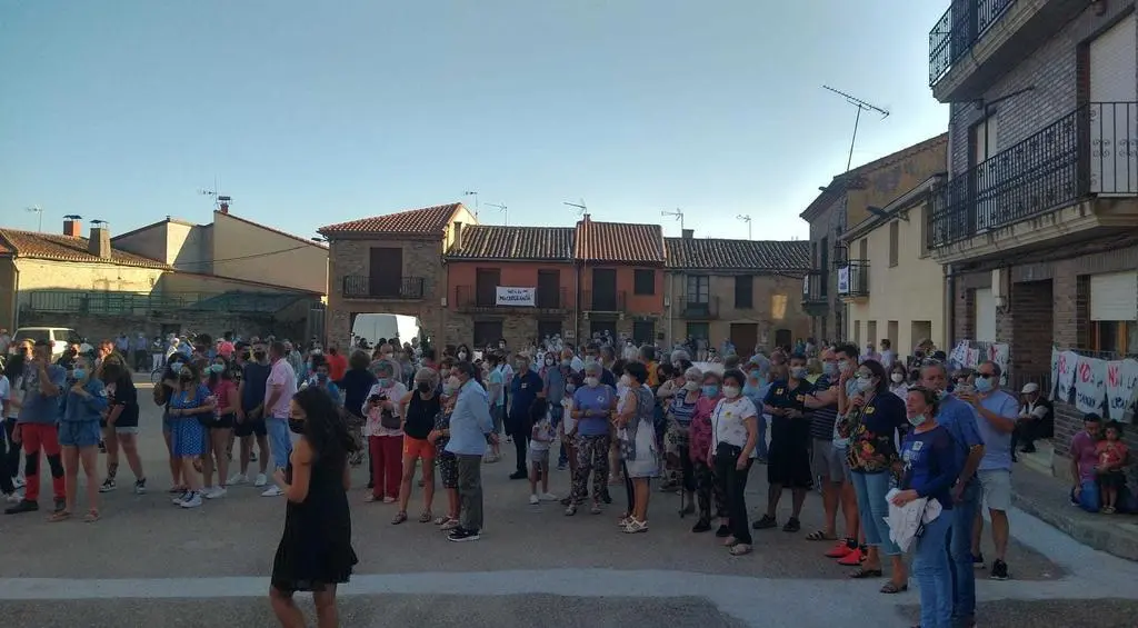 Imagen de la concentración en Carbajales de Alba contra la macrogranja porcina. Fotografía: CEDIDA