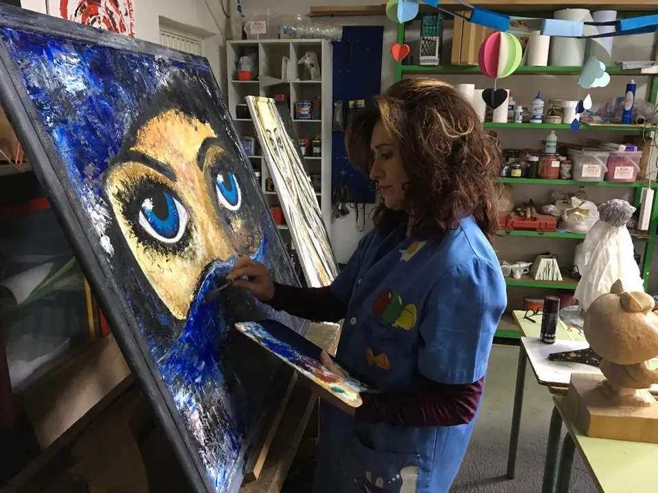 La zamorana Mila Pérez trabajando en el estudio de su casa