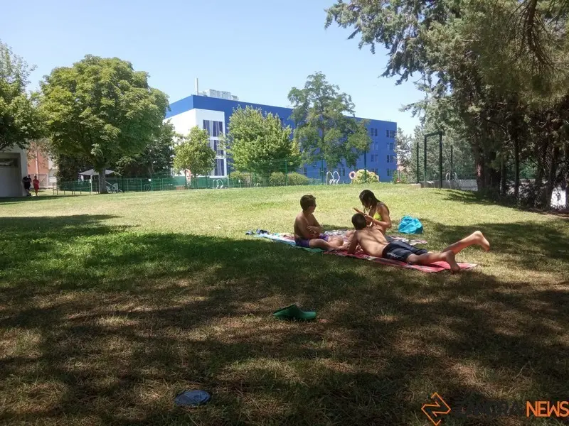 Niños en la piscina del Tránsito