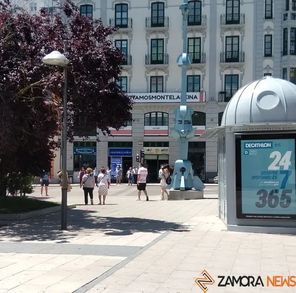 Viandantes en la Plaza de la Marina