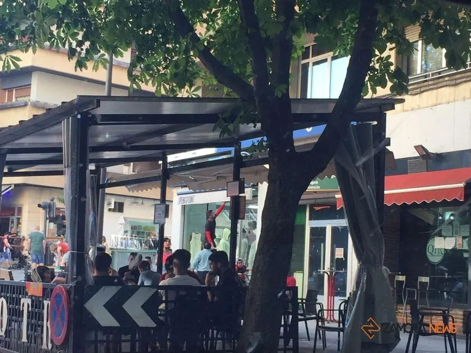 Zamoranos disfrutando de las terrazas en el centro de la capital