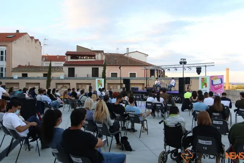 Artistas jóvenes en la terraza del Teatro Ramos Carrión