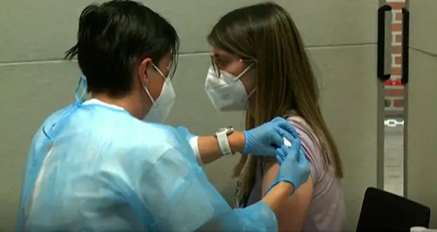 Una joven recibe la vacuna contra el coronavirus
