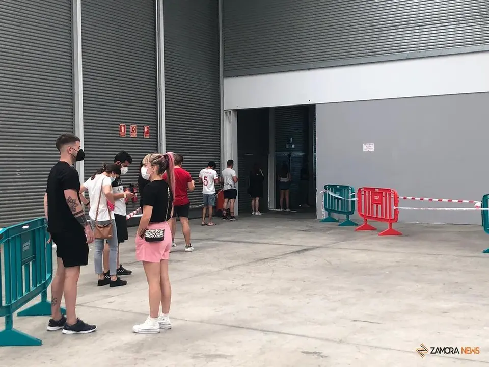 Cola de jóvenes a la espera de recibir la vacuna en Ifeza
