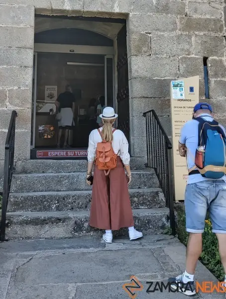 Turistas esperan cola para visitar el Castillo de Puebla de Sanabria