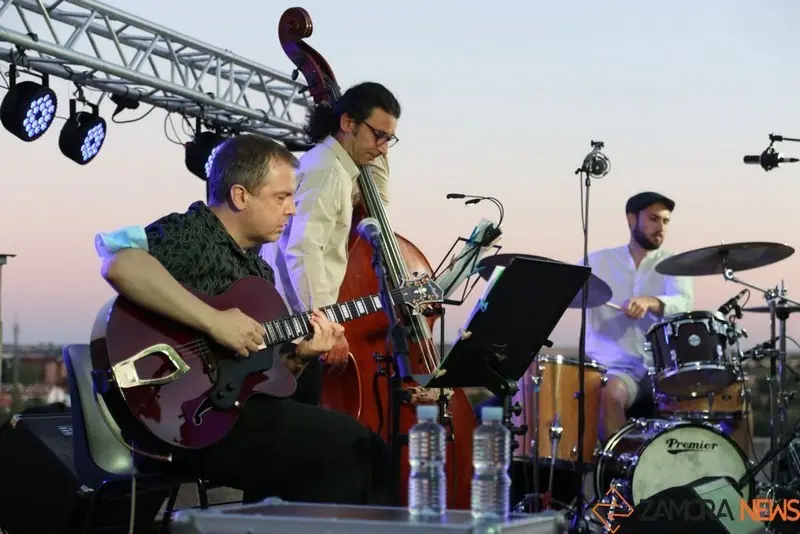 Actuación de Alejandro Lucas Trio