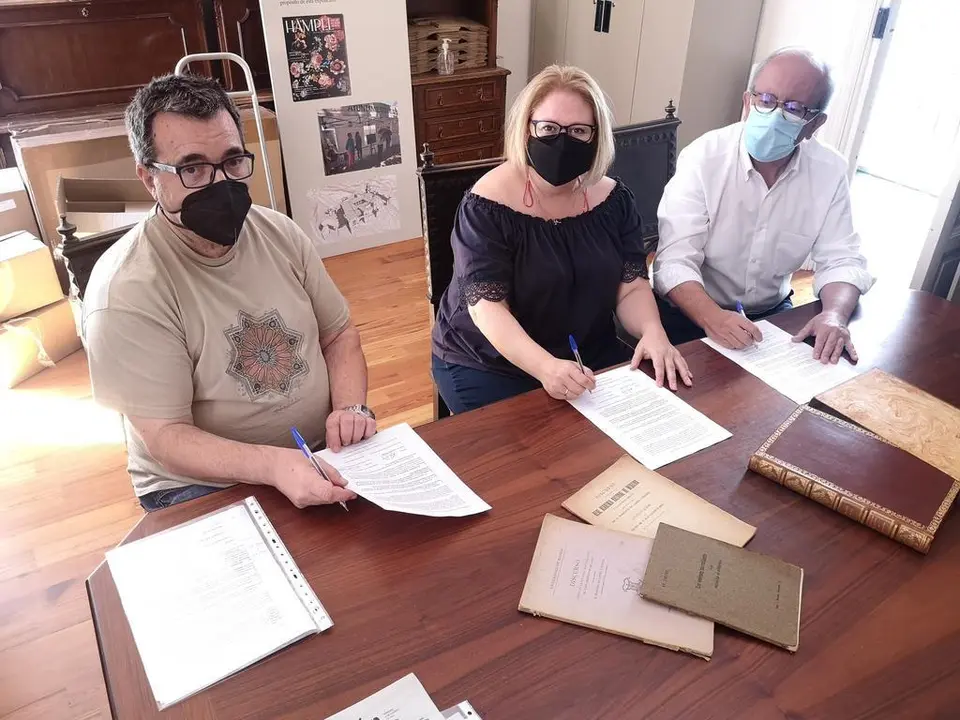 Acto de entrega de los libros "Ledo del Pozo" al Ayuntamiento de Benavente