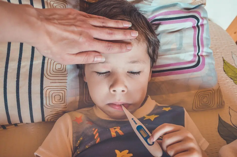 niño y termómetro