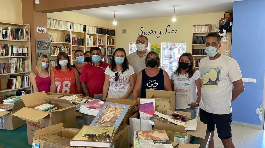 Donación de libros en la biblioteca de Castro de Alcañices