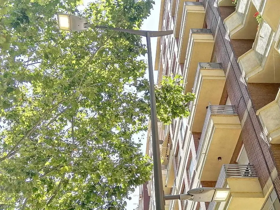 farola encendida en pleno día