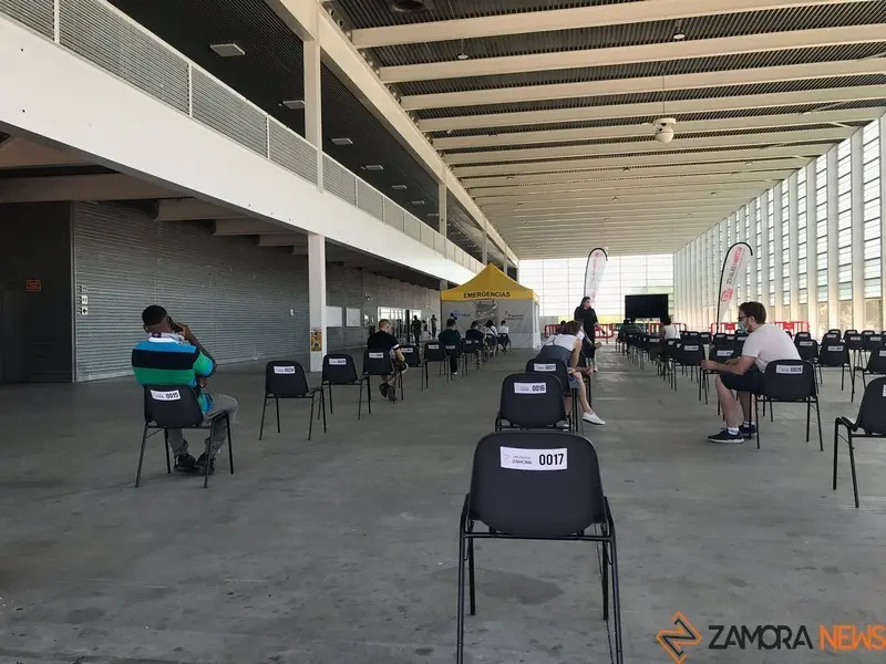 Jóvenes se vacunan en Ifeza