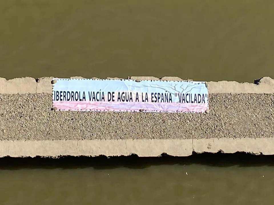 Pancarta sobre el puente chiquito de Manzanal