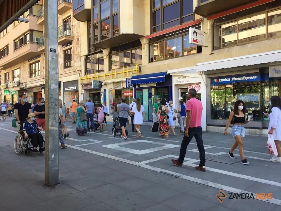 Zamoranos por la céntrica calle de Santa Clara